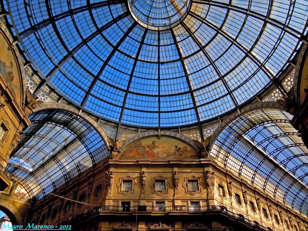 Milano, galleria Vittorio Emanuele II. Particolare interno con le vetrate ed il corridoio sulla destra in direzione Piazza del Duomo