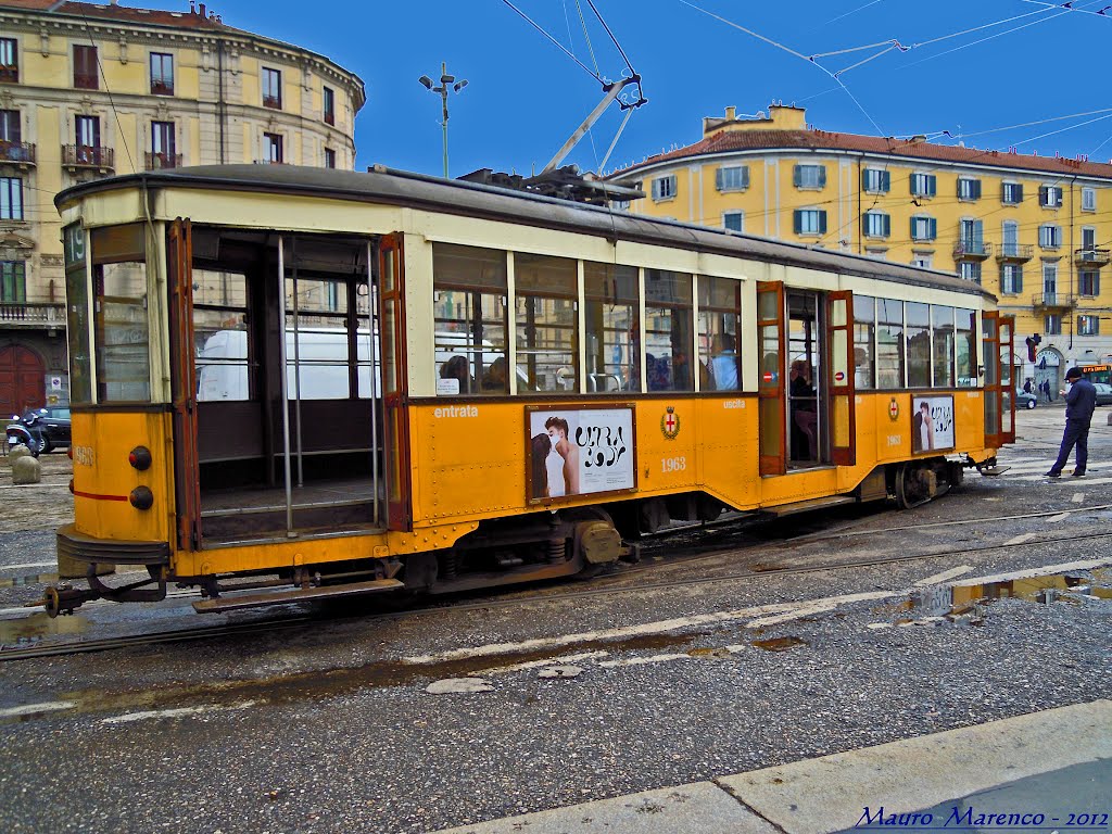 Milano, Piazzale Stazione Genova. Un vecchio tram del 1924 in partenza dal capolinea