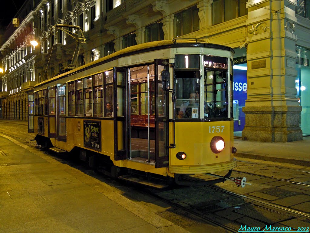 Milano, Via Tommaso Grossi angolo Piazza Cordusio. Veduta notturna di un vecchio tram del 1924 in partenza