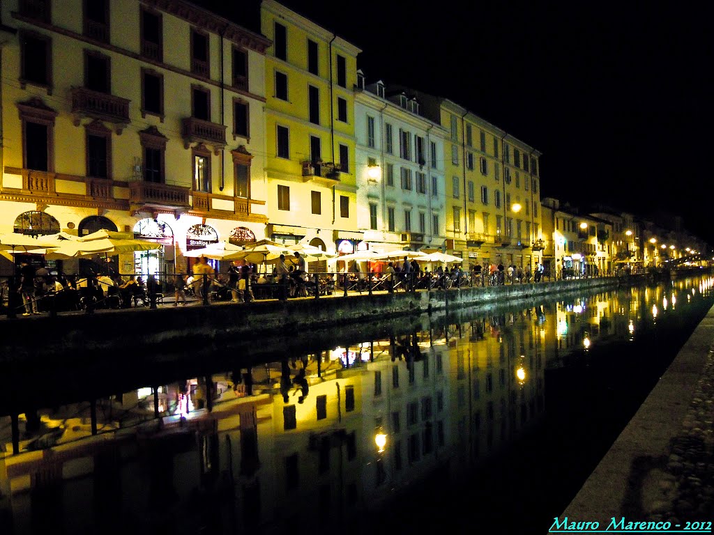 Milano, Via Alzaia Naviglio Grande. Particolare veduta notturna con i riflessi