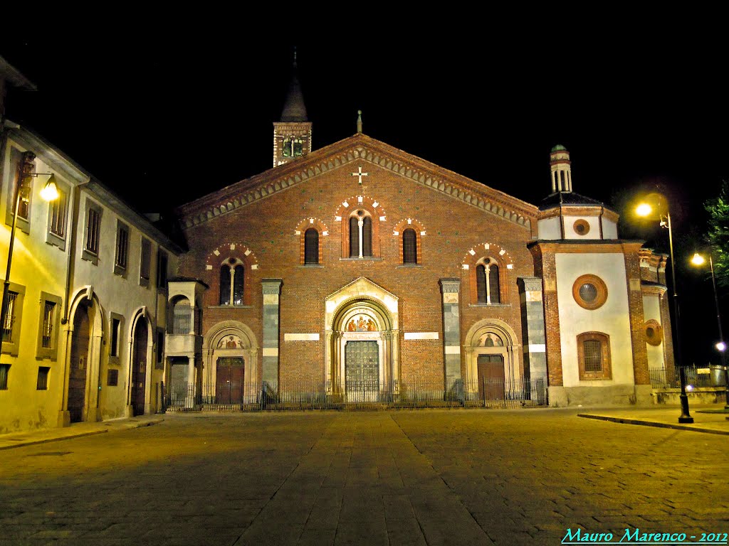 Milano, Piazza S. Eustorgio angolo Corso di Porta Ticinese. Particolare notturno della facciata dellomonima basilica