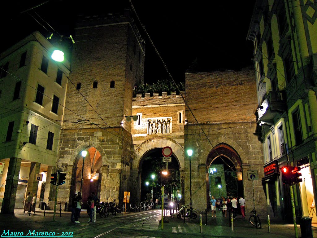 Milano, Corso di Porta Ticinese angolo Via Molino alle Armi. Particolare veduta notturna dellingresso medioevale di Porta Ticinese