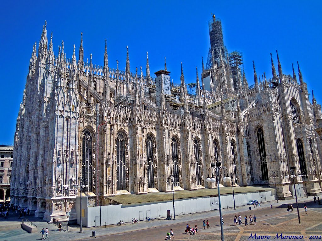 Milano, Piazza del Duomo. Particolare veduta laterale destra del tempio gotico milanese