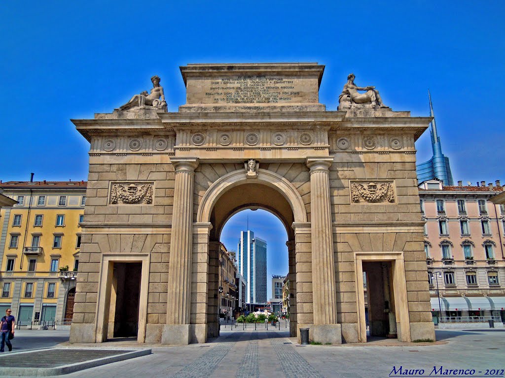 Milano, Piazza XXV Aprile angolo Via Francesco Crispi. LArco delle Vittorie Comensi con i nuovi grattacieli del centro direzionale sullo sfondo