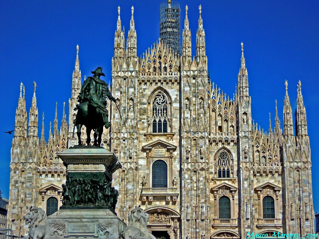Milano, Piazza del Duomo. Veduta del tempio gotico milanese con il monumento a Vittorio Emanuele II