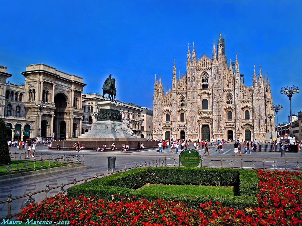 Milano, Piazza del Duomo. Veduta del tempio gotico milanese con i giardini in primo piano