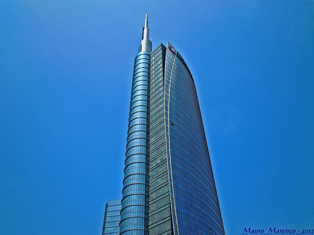 Milano, Piazza Gae Aulenti. Particolare veduta prospettica laterale del grattacielo dellUniCredit
