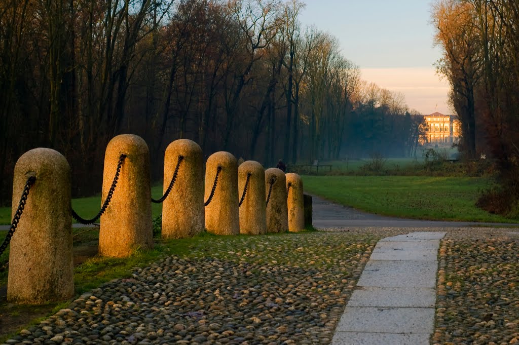 Il ponte delle catene e sullo sfondo la Villa Reale