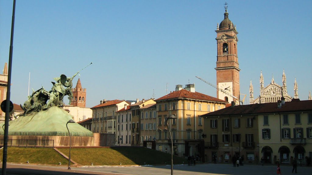 Monza. Piazza Trento e Trieste con scorcio del Duomo e dell Arengario.