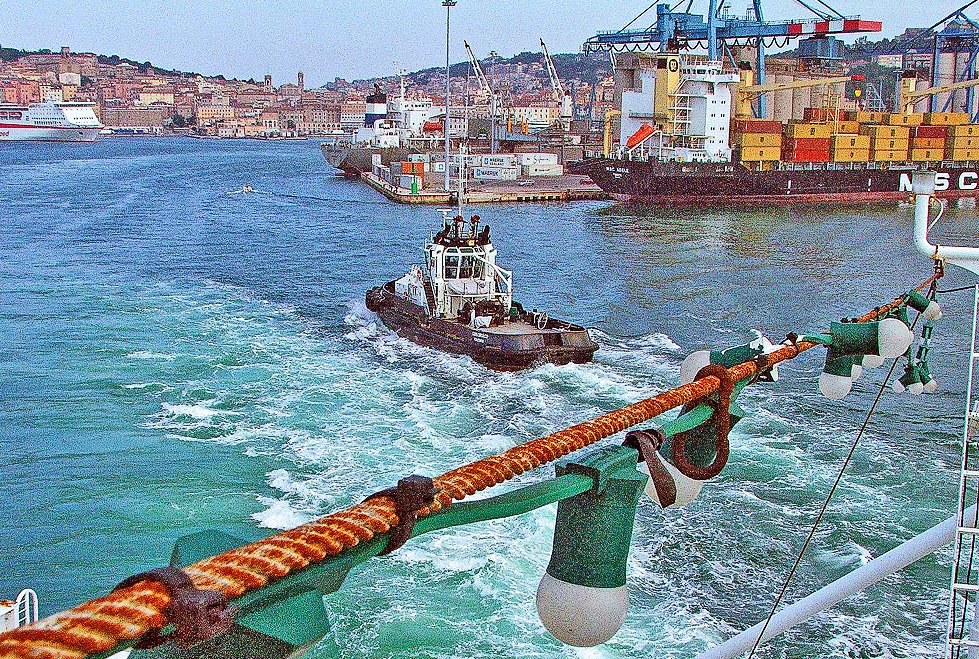 Scorcio sul porto di Ancona