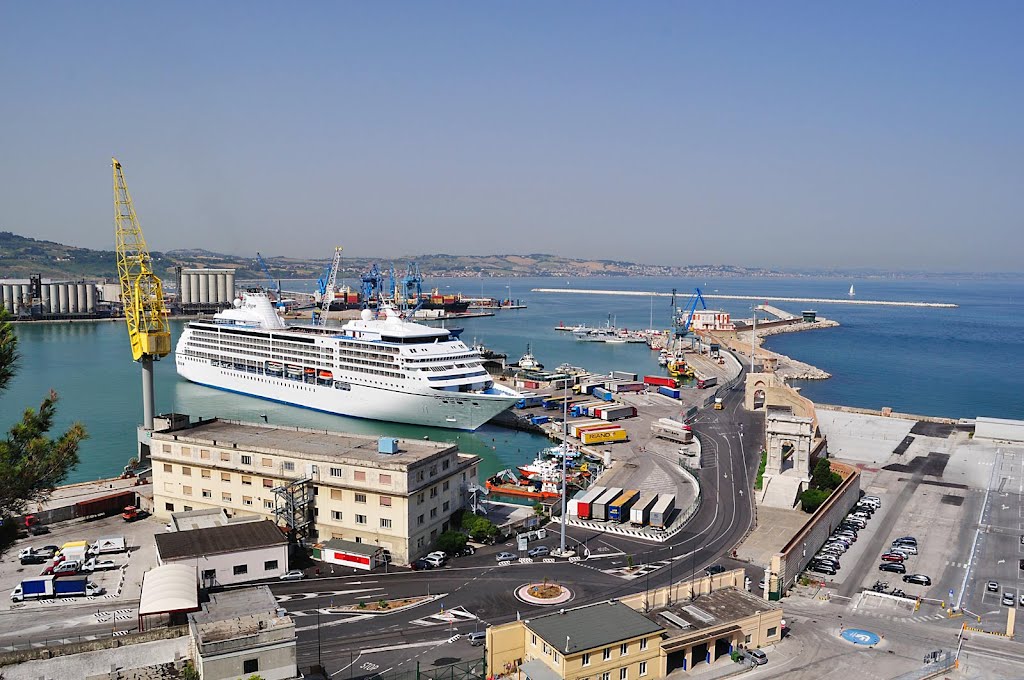 Ancona - Hafen mit Fähre - (C) by Salinos_de I