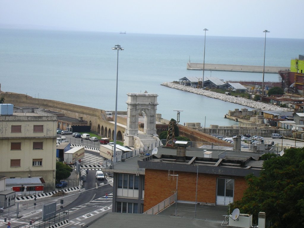 Arco di trionfo e lungomare Vanvitelli
