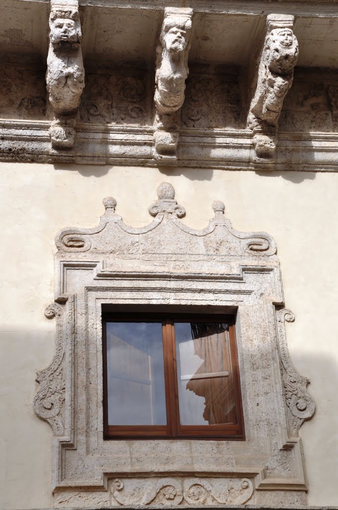 Palazzo Moncada Principe di Paternò, del XVII sec. (particolari i fregi antropomorfi e zoomorfi). Successivamente acquistato dalla Principessa Maria Giovanna di Beauffremont.