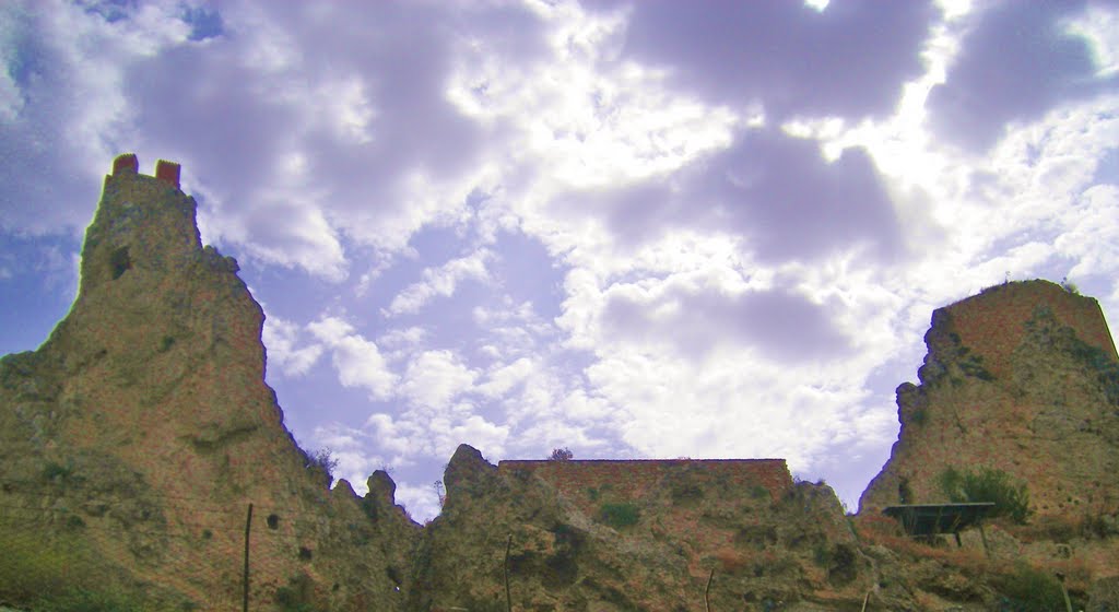 Resti del castello di Pietrarossa