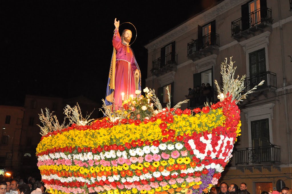Al grido dei Fogliamari: <<Viva Gesù Nazareno!!!>> Inizia la Settimana Santa a Caltanissetta con la processione di Gesù sulla barca infiorata, per le vie del centro storico - Viale Conte Testasecca  [001].