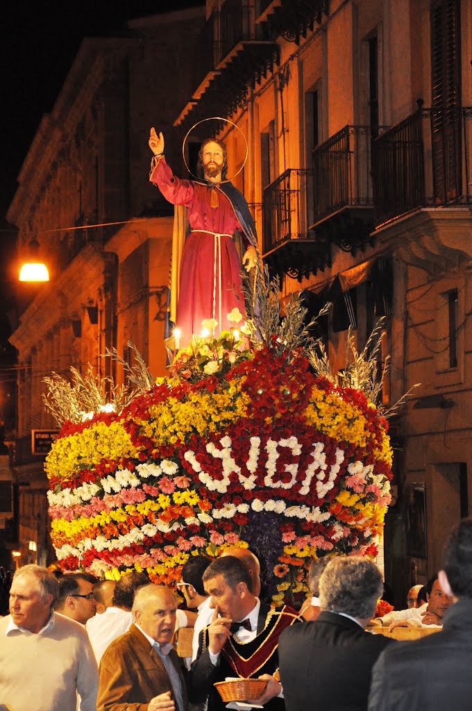 Al grido dei Fogliamari: <<Viva Gesù Nazareno!!!>> Inizia la Settimana Santa a Caltanissetta con la processione di Gesù sulla barca infiorata, per le vie del centro storico - Corso Vittorio Emanuele [002].