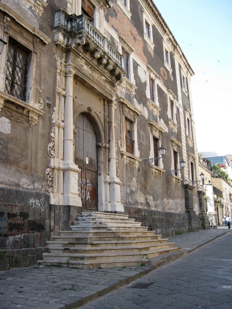 Catania da restaurare: il Regio Ospizio di Beneficenza. Its necessary a restoration.