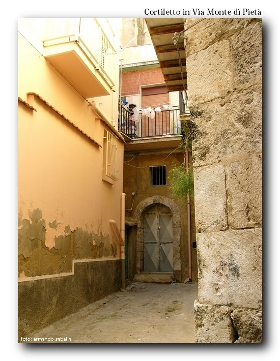 Cortiletto in via Monte di Pietà