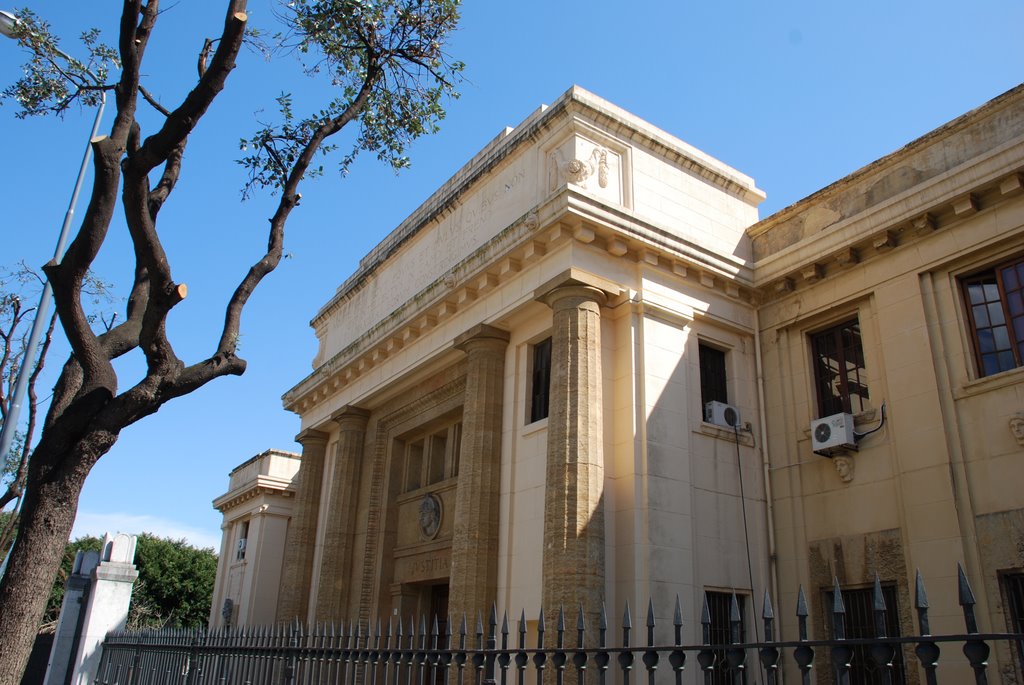 Palazzo di Giustizia (1919-1928) realizzato su progetto dellarch. Marcello Paicentini, uno degli ingressi laterali