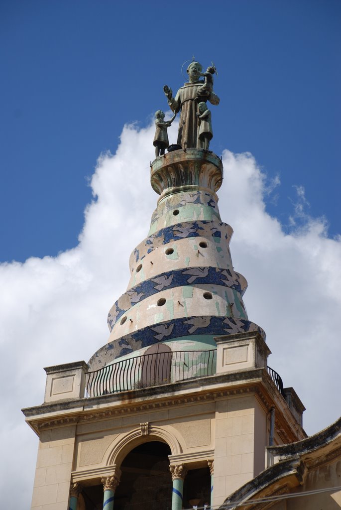 Il campanile della Chiesa dello Spirito Santo, riecheggia quello della Chiesa di San Gregorio andato distrutto nel terremoto del 1908