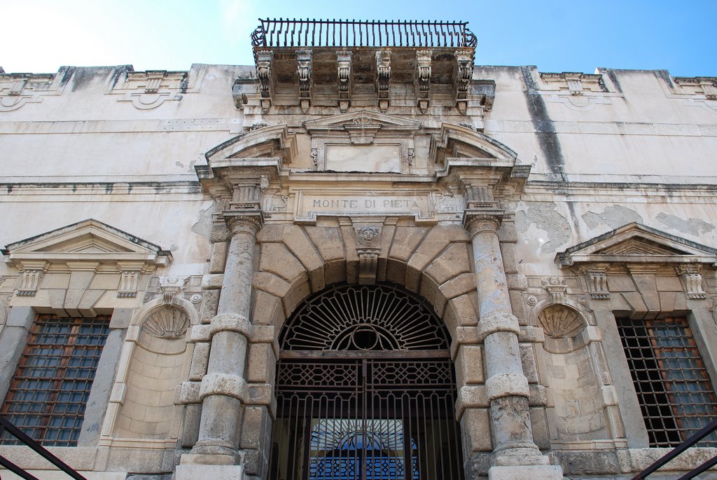 Monte di Pietà (XVII sec.), particolare del portale ingresso