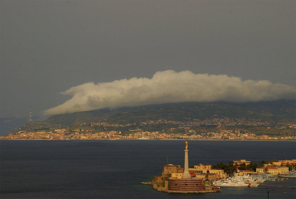 Una nuvola in transito sullo Stretto di Messina si riposa sullAspromonte calabrese