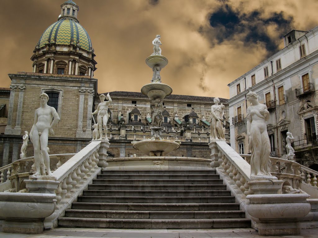 PALERMO - Fontana Pretoria e cupola della chiesa di San Giuseppe dei Teatini