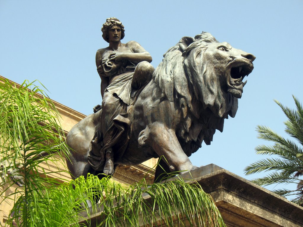 Palermo - Teatro Massimo Vittorio Emanuele - leone in bronzo con allegoria della Tragedia 1897-*