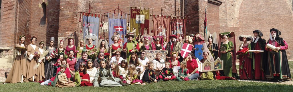 Panoramica figuranti, Palio di Asti, sfilata in costume, battistero di San Pietro, 16 settembre 2007