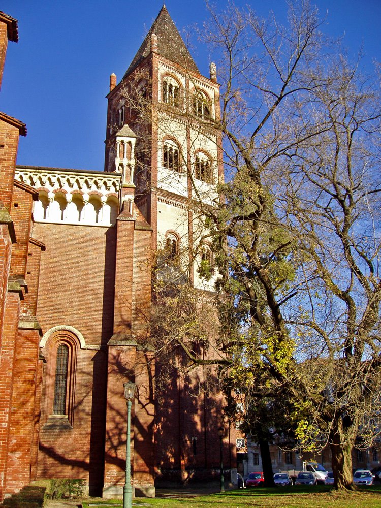 Basilica di S. Andrea, Vercelli, Italy - Magnificent basilica with Gothic and Romanesque elements. Built in the first half of the thirteenth century by order of Cardinal Guala Bicheri and named after St. Andrew.