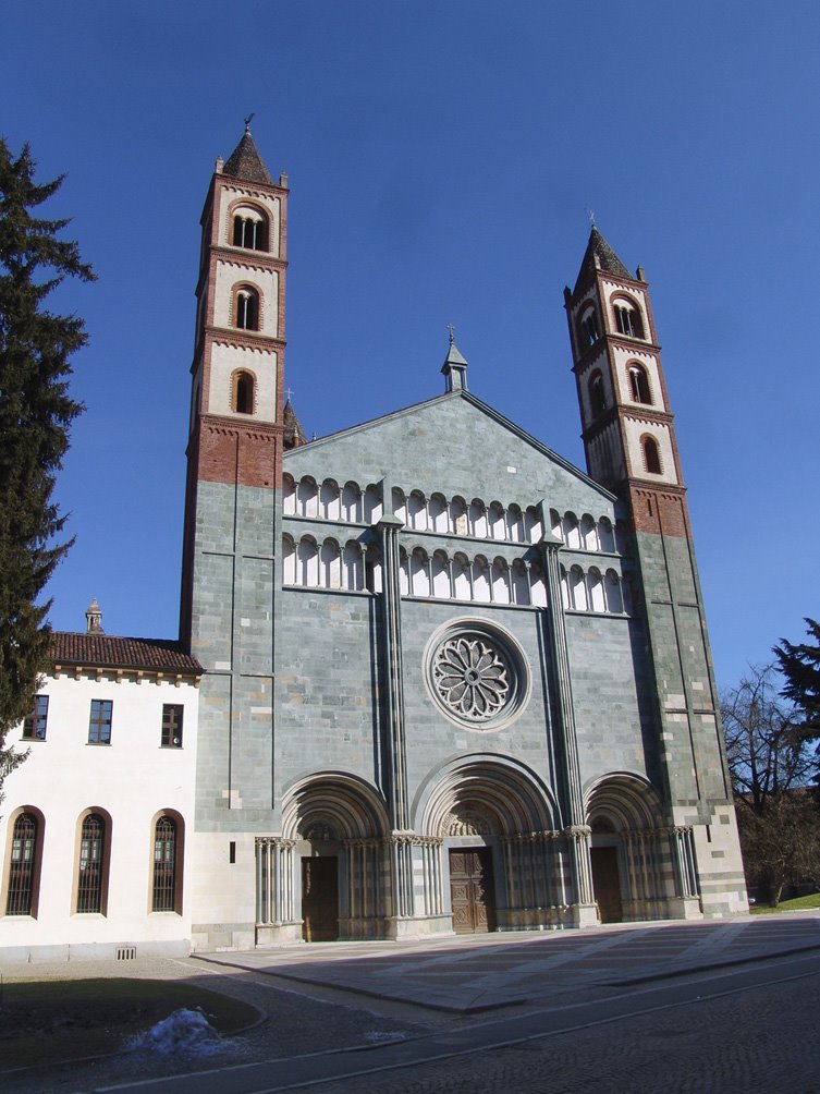 Abbazia di SantAndrea, age 1219-27 (sulla via Francigena), Vercelli, febbraio 2009