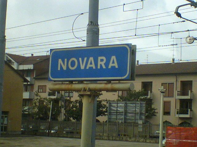 Novara: cartello in stazione