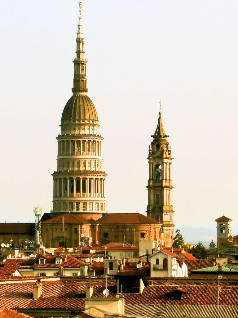 Novara - Cupola e campanile della Basilica di San Gaudenzio - As headlights to the sky to indicate Novara (02)