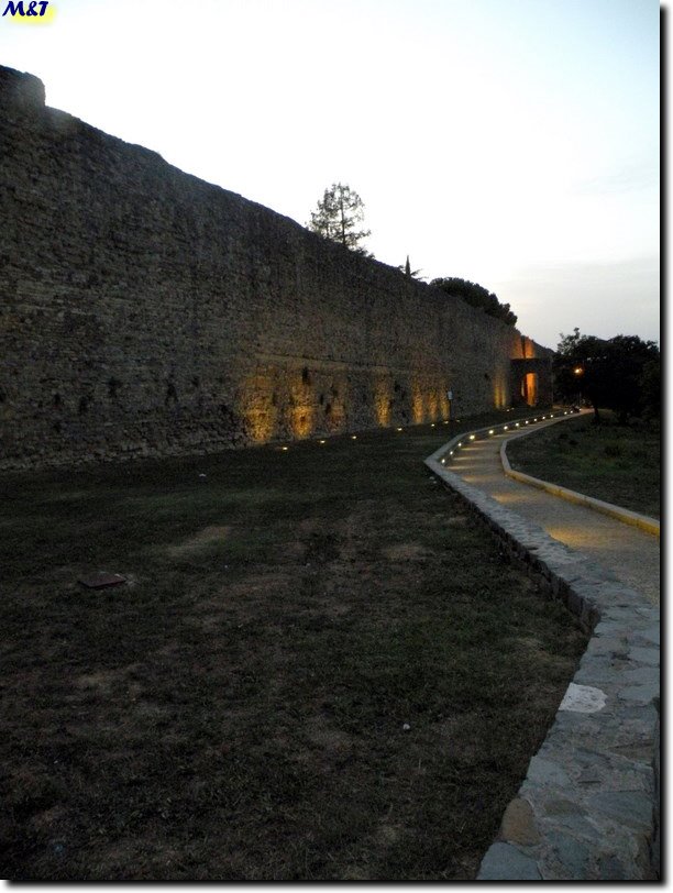 Luci sul muro di cinta ! (750° foto su google earth)
