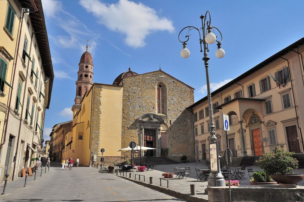 Arezzo: Piazza della Badia e Via Cavour. Al centro la Badia delle Sante Flora e Lucilla. (19-08-2010)