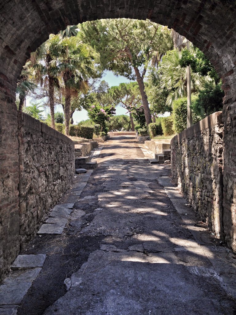 dal buco della serratura.