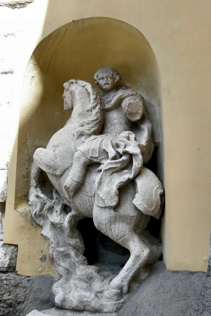 CARRARA. Via Carriona. Il Cavallo