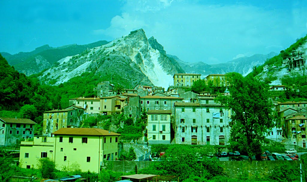 Carrara-Torano vor seinen Marmorbergen