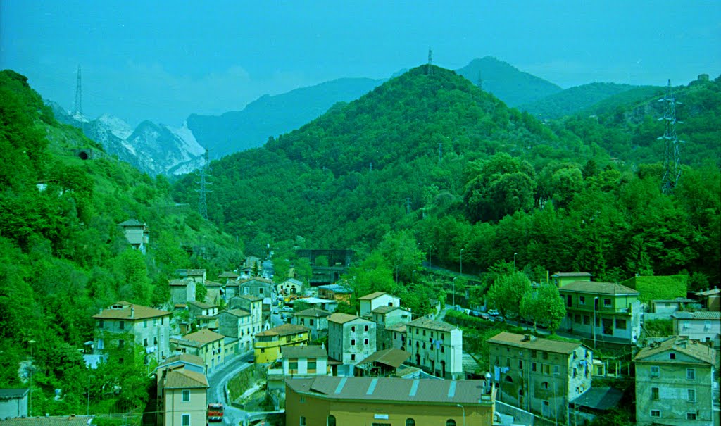 Carrara mit seinen Marmorbergen im Hintergrund