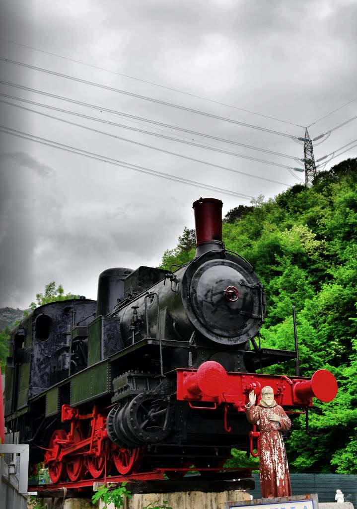 Carrara - locomotiva vecchia ferrovia marmifera