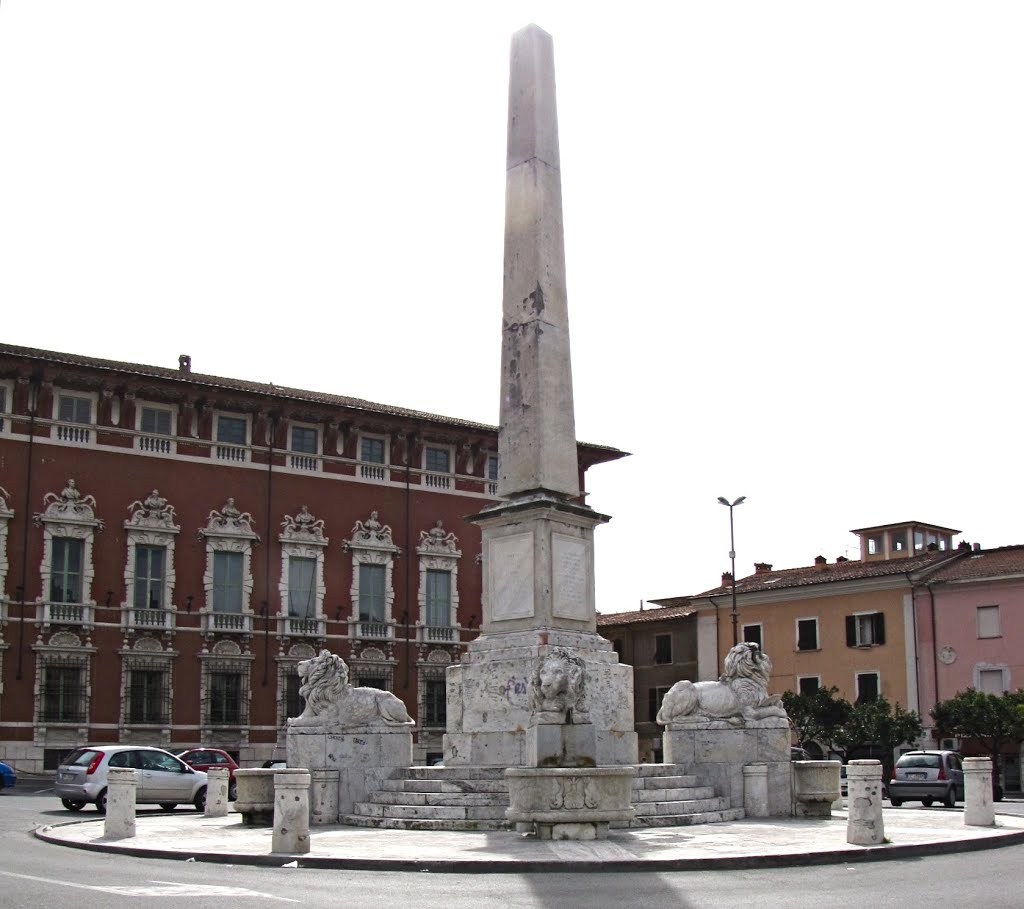 Piazza degli Aranci - palazzo Cybo Malaspina