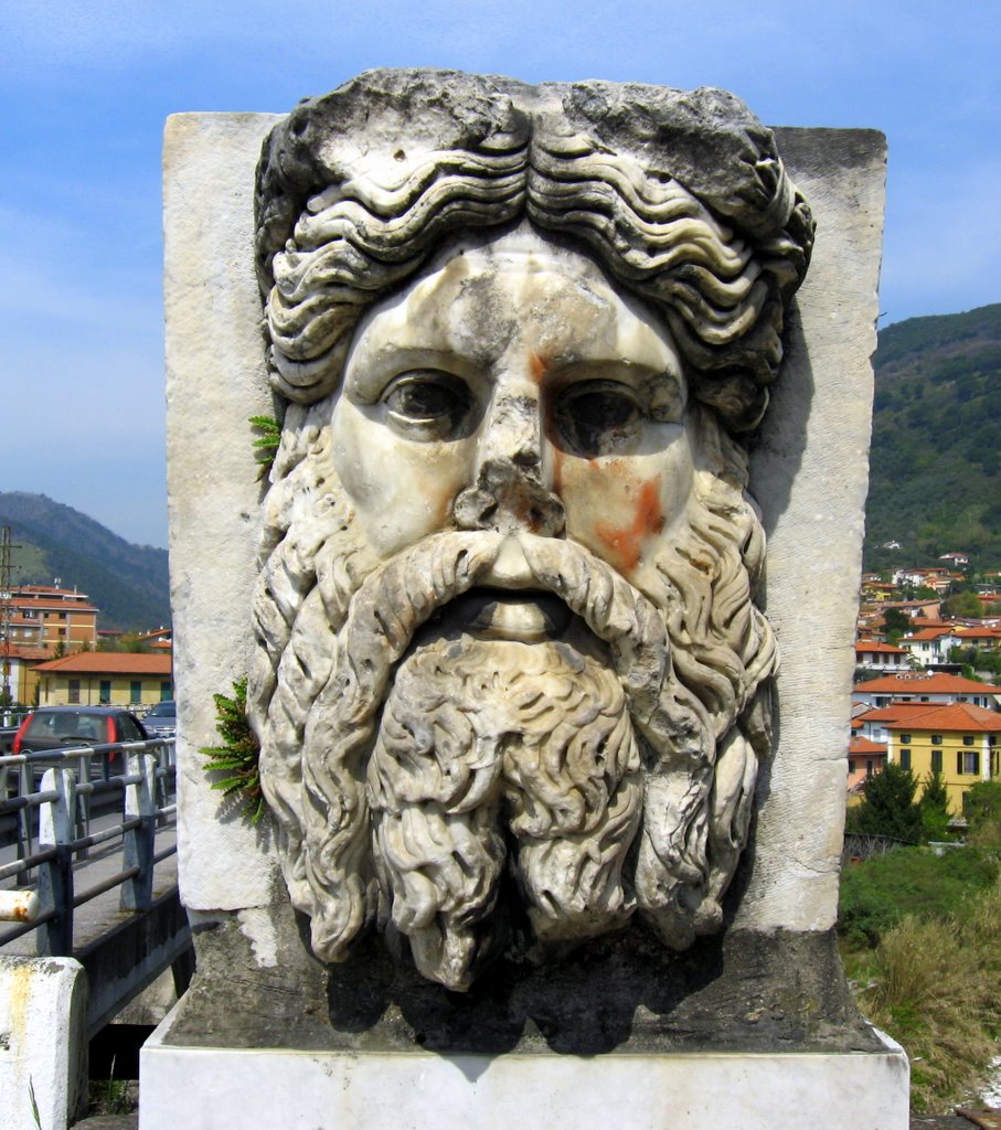 Massa, antico ornamento ponte sul Frigido