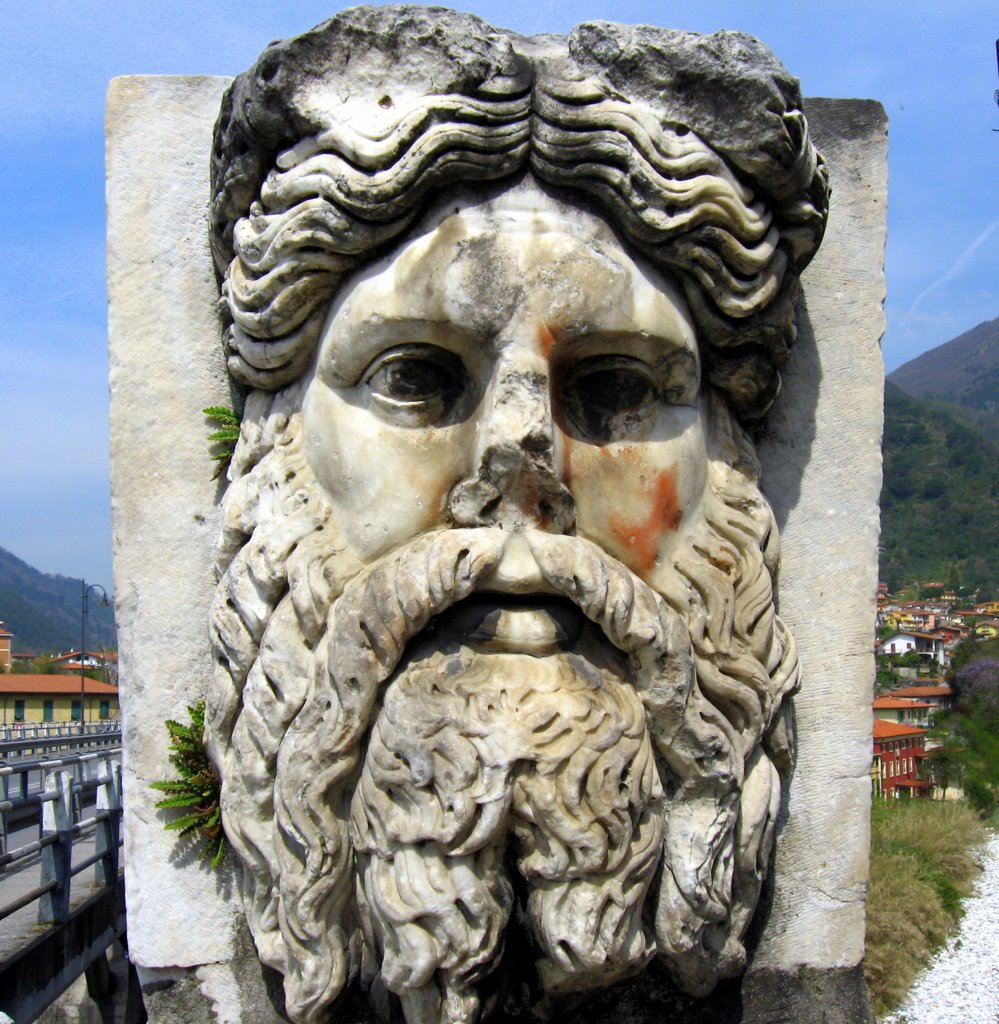 Massa, antico ornamento ponte sul Frigido