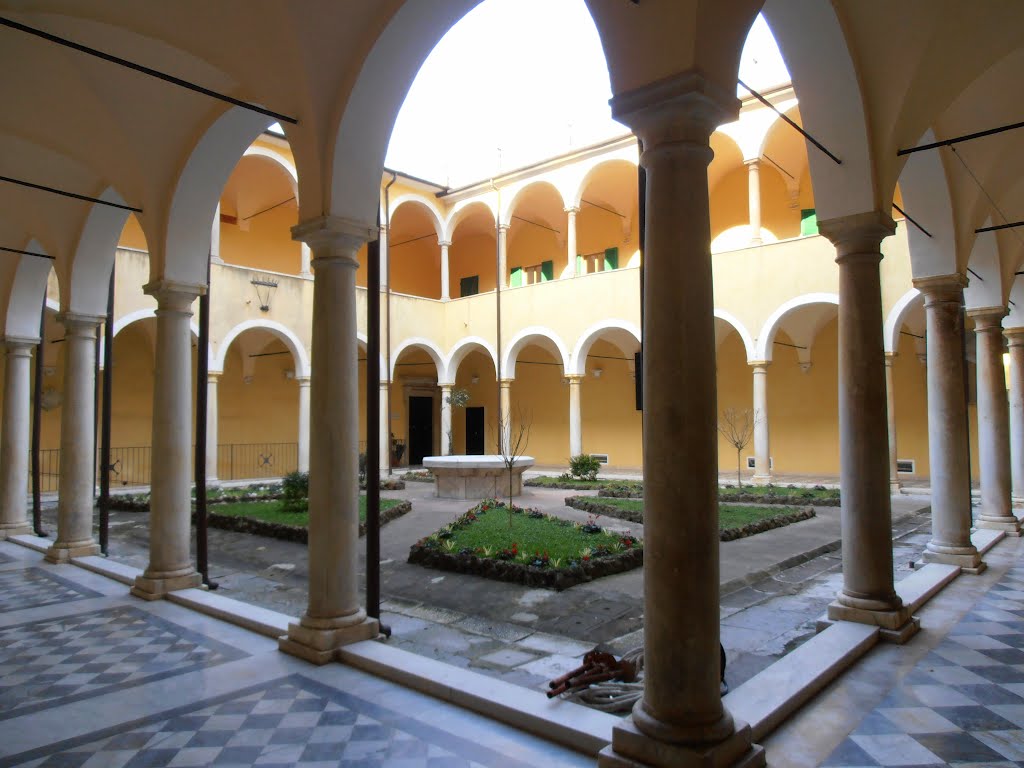 Massa, Cattedrale S. Pietro e Francesco, il chiostro