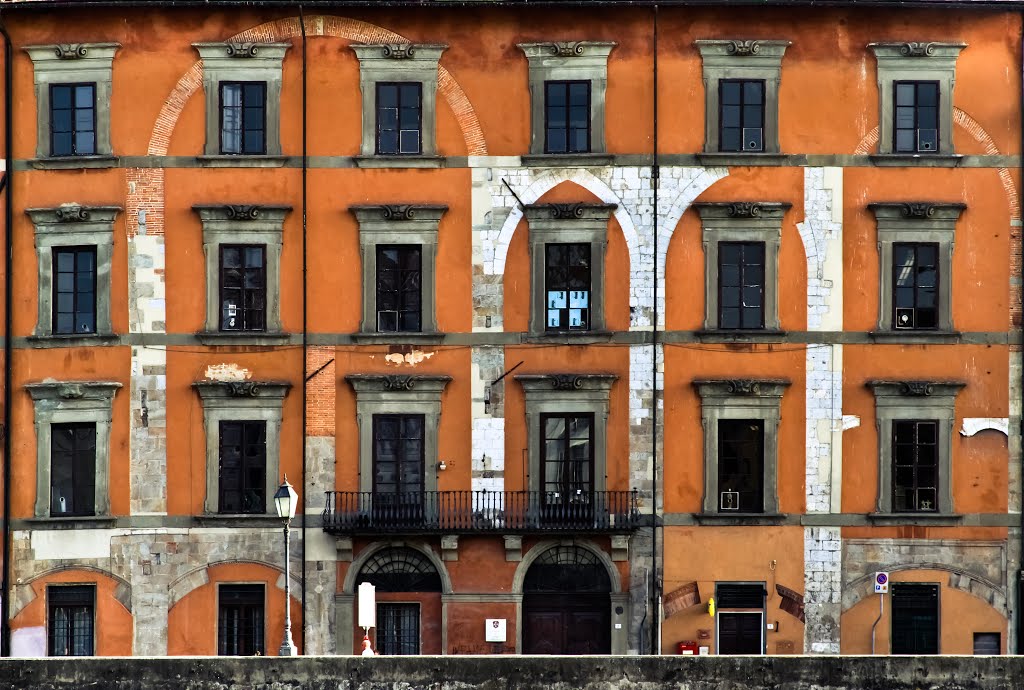 Edificio de viviendas en Pisa. Vía Lungarno Gambacorti. Orilla del río Arno.