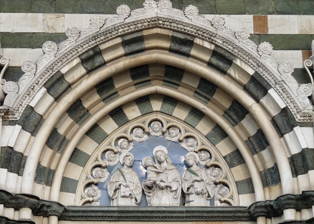 Duomo di Prato, lunetta sopra la porta principale opera di Andrea della Robbia
