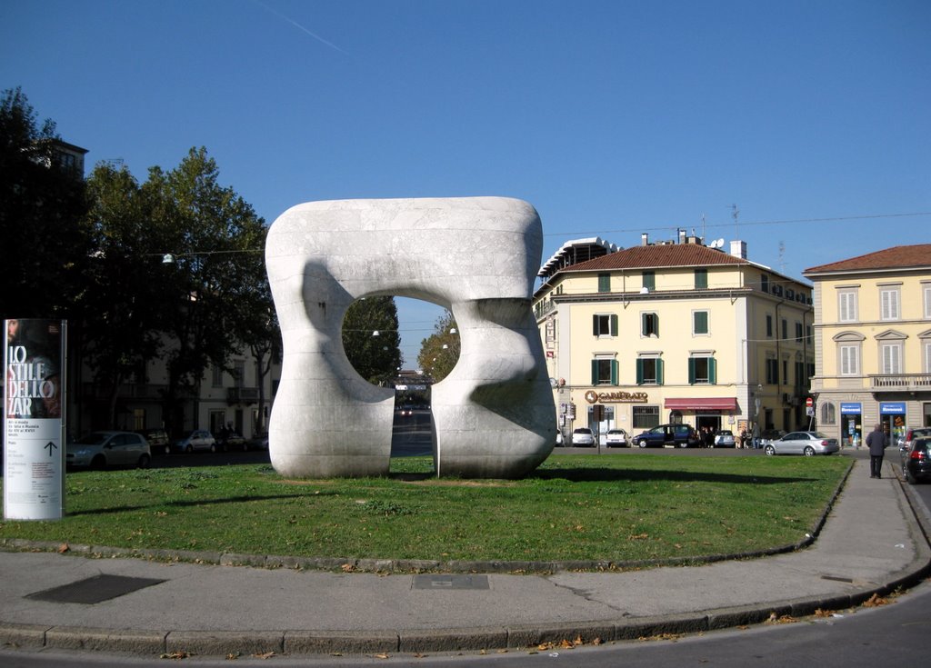 Ibuco di Prato. They say: "Ibuco"(the hole).La scultura di  Henry Moore.