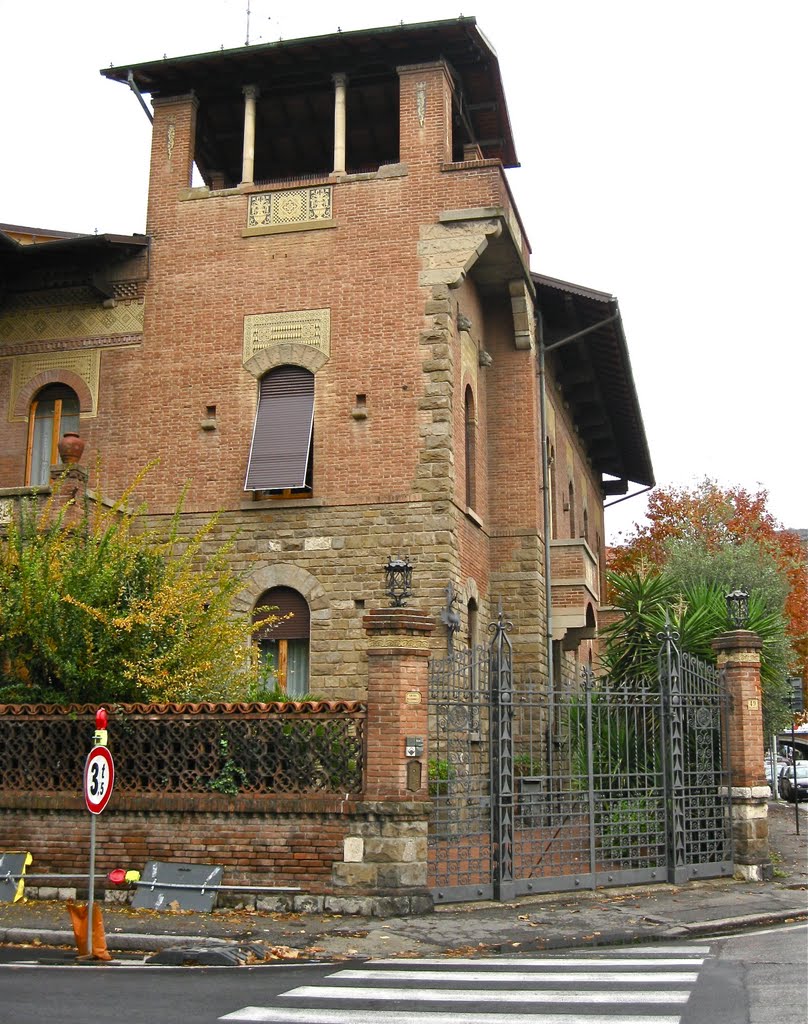 Prato. Villa Guarducci ,neomedievale  degli anni ’20.  A " twenties " villa ,  neo-medieval style.