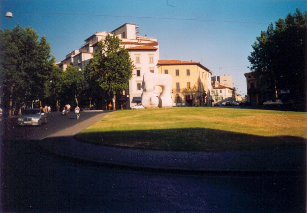 Prato-Henry Moore szobra