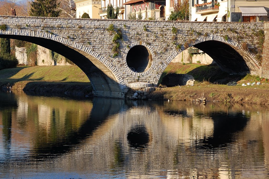 PRATO (PO), Ponte Mercatale, fiume Bisenzio - Reflections under the bridge